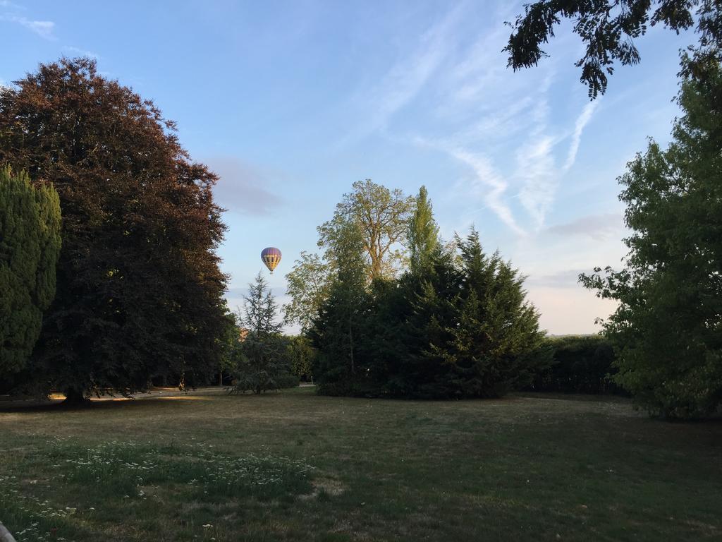 Chateau De La Folie Trie-Chateau Bagian luar foto